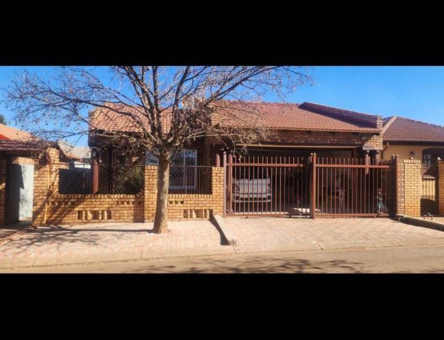 5 BEDROOM HOUSE FOR SALE IN DANVILLE EXT 5